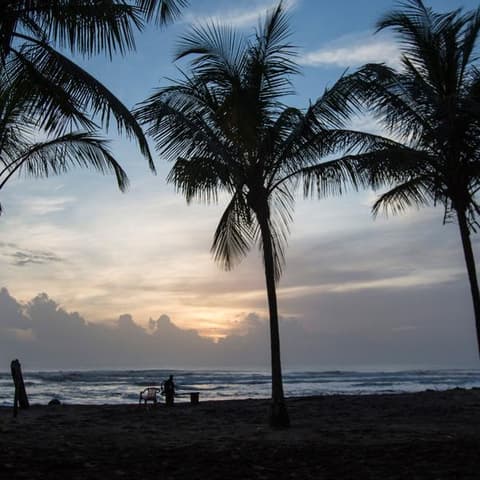 Costa Rica: Ocean Waves & Sunsets