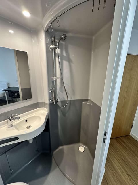 Cosy Budget En-suites, Optional Kitchen, Liverpool, 