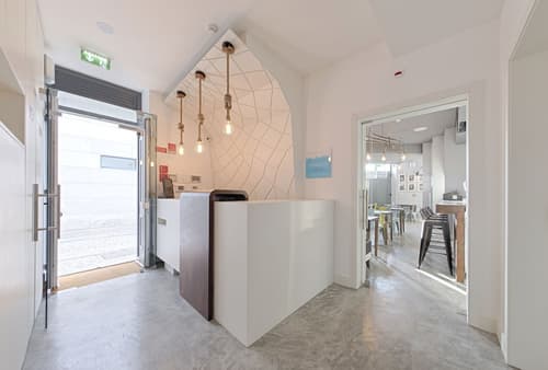 Histórias por Metro Quadrado, Interior entrance