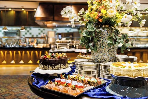 Little America Hotel, Reception