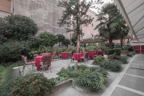 Amadeus Hotel, Property grounds