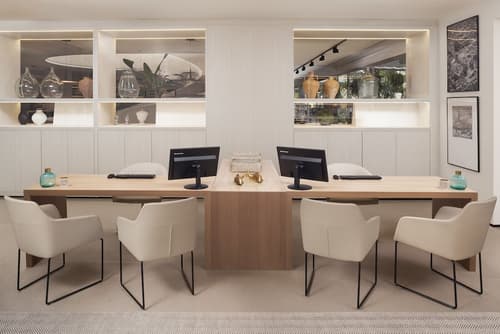 Melia Lebreros, Concierge desk