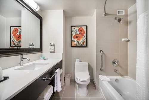 Holiday Inn Vancouver Centre by IHG, Room