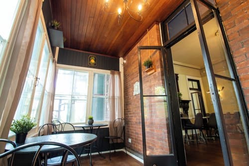 Hochelaga Inn, Lobby sitting area