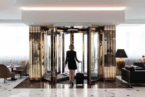 Warwick Geneva, Reception