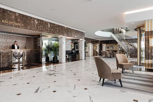 Warwick Geneva, Reception