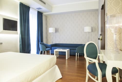 Sina De la Ville, Room