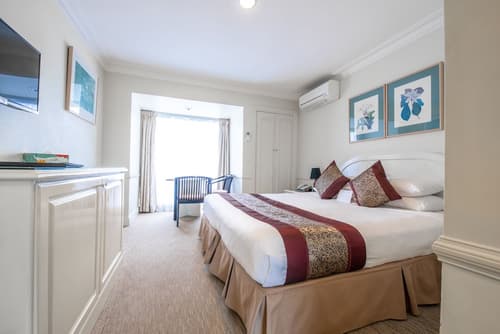 Twin Towers Inn, Room