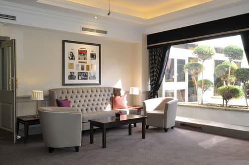 The Bromley Court Hotel, Lobby sitting area