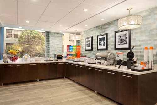 Hampton Inn and Suites by Hilton, Downtown Vancouver, Restaurant