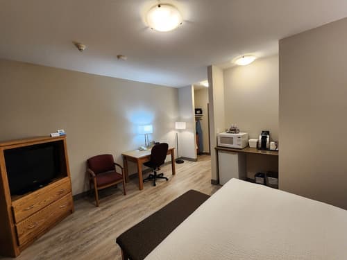 Days Inn & Conference Centre by Wyndham Penticton, Room