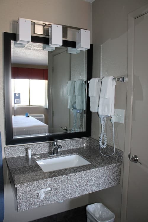 Days Inn & Suites by Wyndham Springfield on I-44, Room