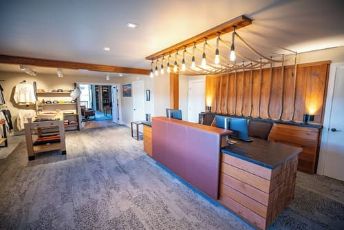 Outbound Mammoth, Lobby