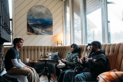 Outbound Mammoth, Lobby sitting area