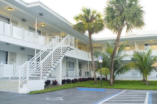 Collins Hotel, Exterior detail