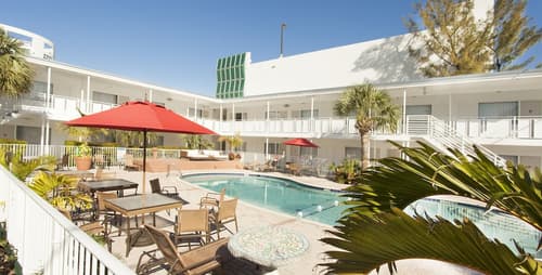 Collins Hotel, Outdoor pool