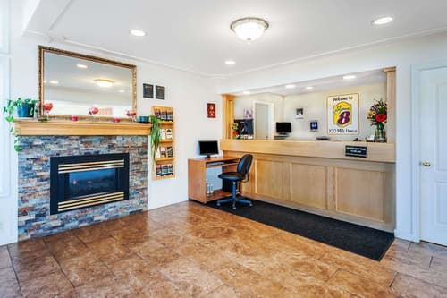 Super 8 by Wyndham 100 Mile House, Lobby