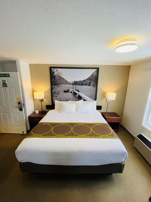 Super 8 by Wyndham 100 Mile House, Room