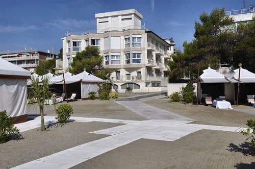 Hotel Petit Palais, Primary image