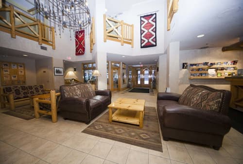 Brewster Mountain Lodge, Lobby sitting area