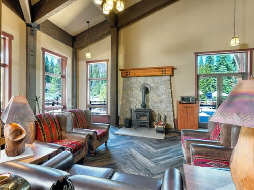 Wuksachi Lodge, Interior entrance