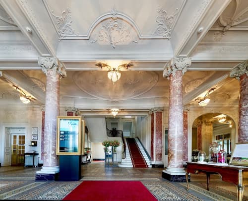 Hotel Schweizerhof Luzern, Interior entrance