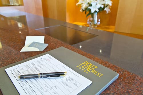 Penz Hotel West, Interior entrance