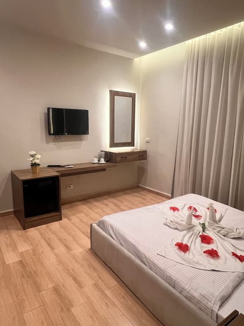 Pyramids Hills View, Room