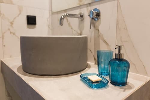 12 Reasons Why Metaxourgeio, Bathroom