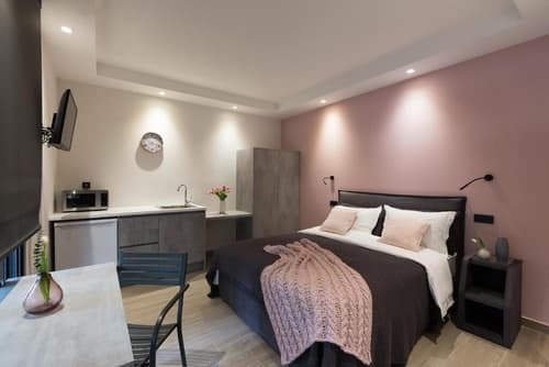 12 Reasons Why Metaxourgeio, Room