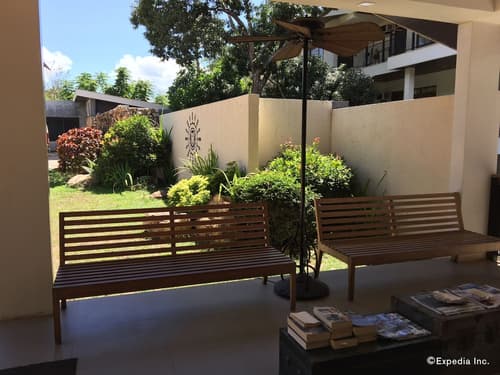 The Funny Lion, Lobby sitting area