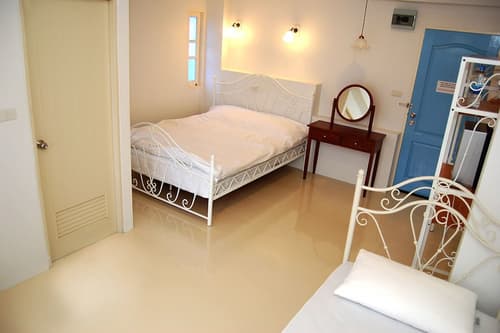 Roof View Place, Room