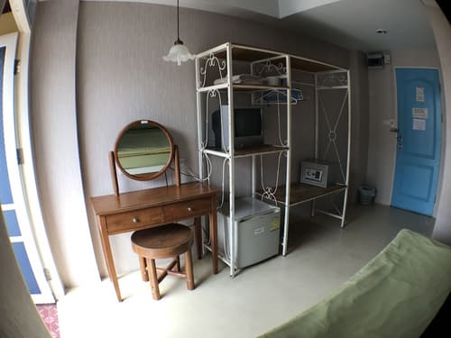 Roof View Place, Room