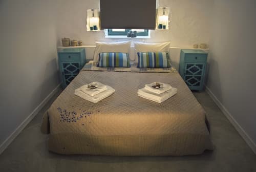 Afentiko Pigadi, Room