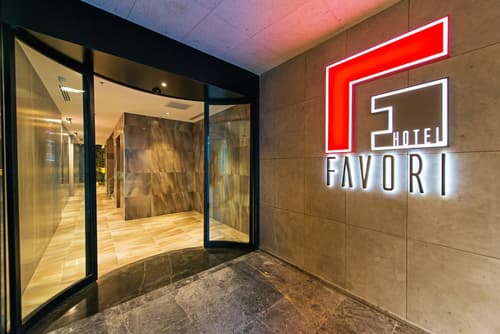 Hotel Favori, Interior entrance