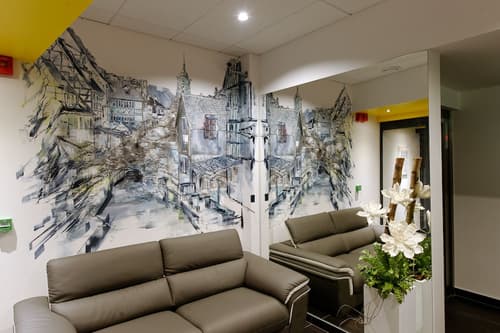 Colmar Hotel, Interior entrance