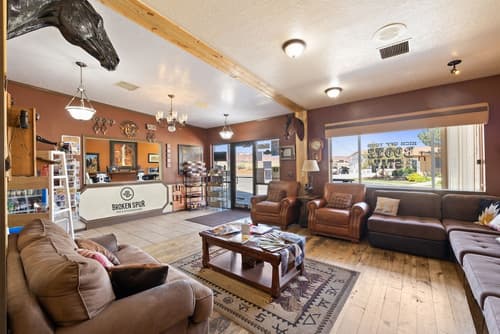 Broken Spur Inn & Steakhouse, Lobby sitting area