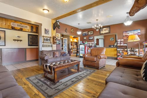 Broken Spur Inn & Steakhouse, Lobby sitting area