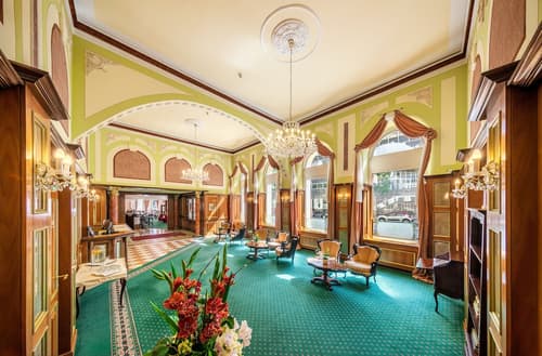 Hotel Bellevue, Interior entrance