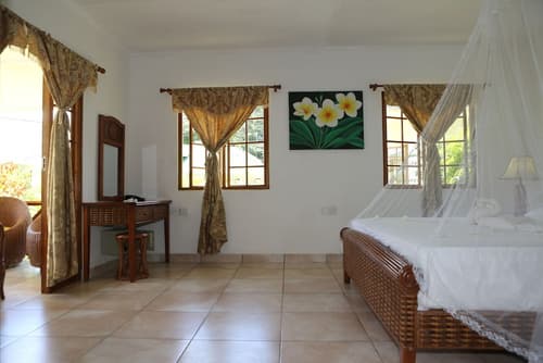 Le surmer self catering chalets, Room