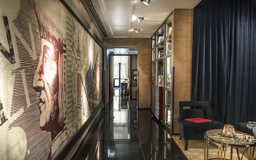 The Venice Times, Lobby sitting area