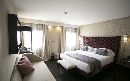 The Venice Times, Room