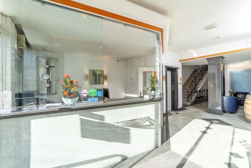 Alfa Hotel, Reception