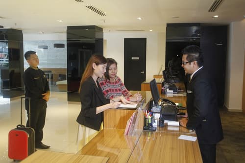 Hotel Excelsior, Reception