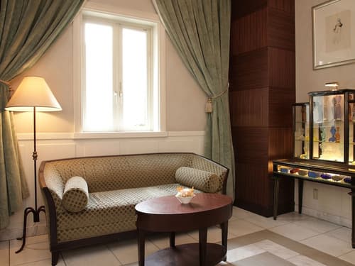 Hotel Monterey La Soeur Ginza, Lobby sitting area