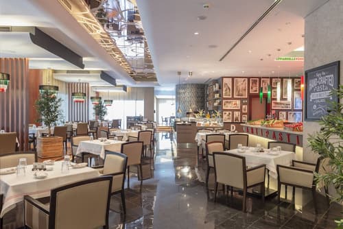 Pearl Rotana Capital Centre, Restaurant