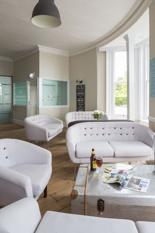 The Beach Hotel, Lobby lounge