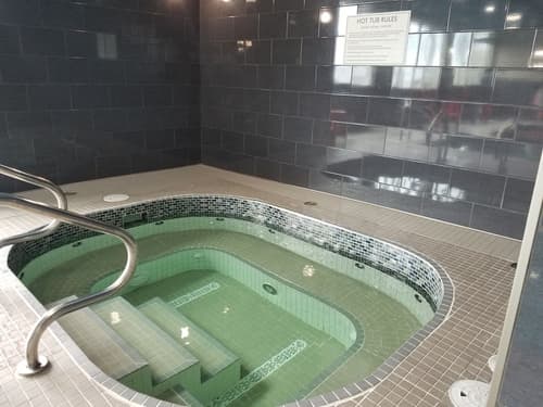 Wingate by Wyndham Kamloops, Indoor spa tub