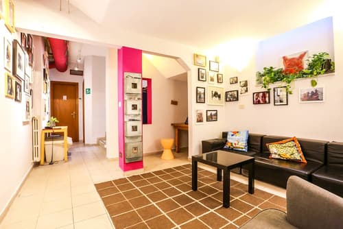 The Beehive, Lobby sitting area