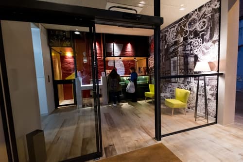 Far Home Bernabeu, Lobby sitting area